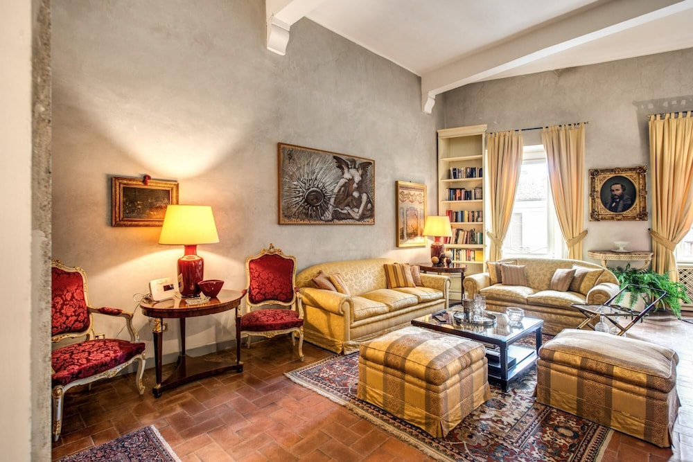Wonderful Apartment With Balcony in Piazza Margana