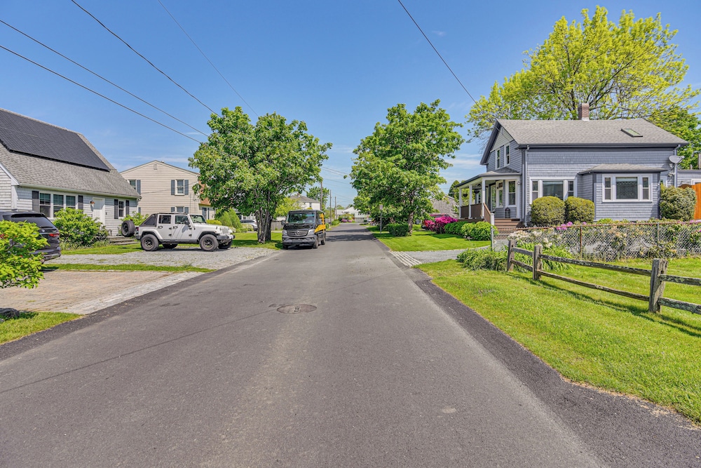 Coastal Home: 1 Mi to Beach, 2 Mi to Dtwn Newport!