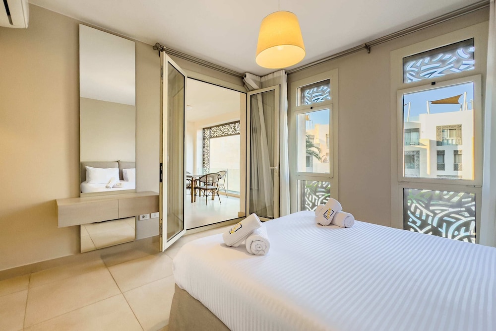 Xuru Stays I Roomy & Relaxed 1bdr @ Mangroovy Free Beach & Pool
