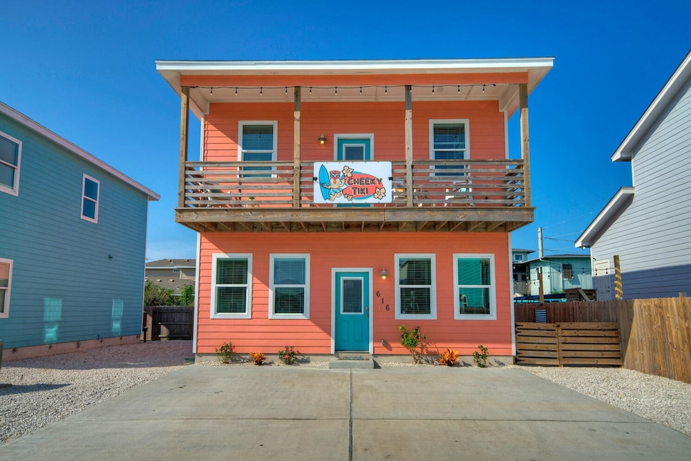 Backyard Tiki Bar, Walk to the Beach, Pool Cabana Cheeky Tiki by Avantstay view 5