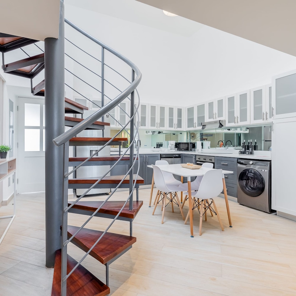 w Elegant 3BR With Modern Terrace in Panama