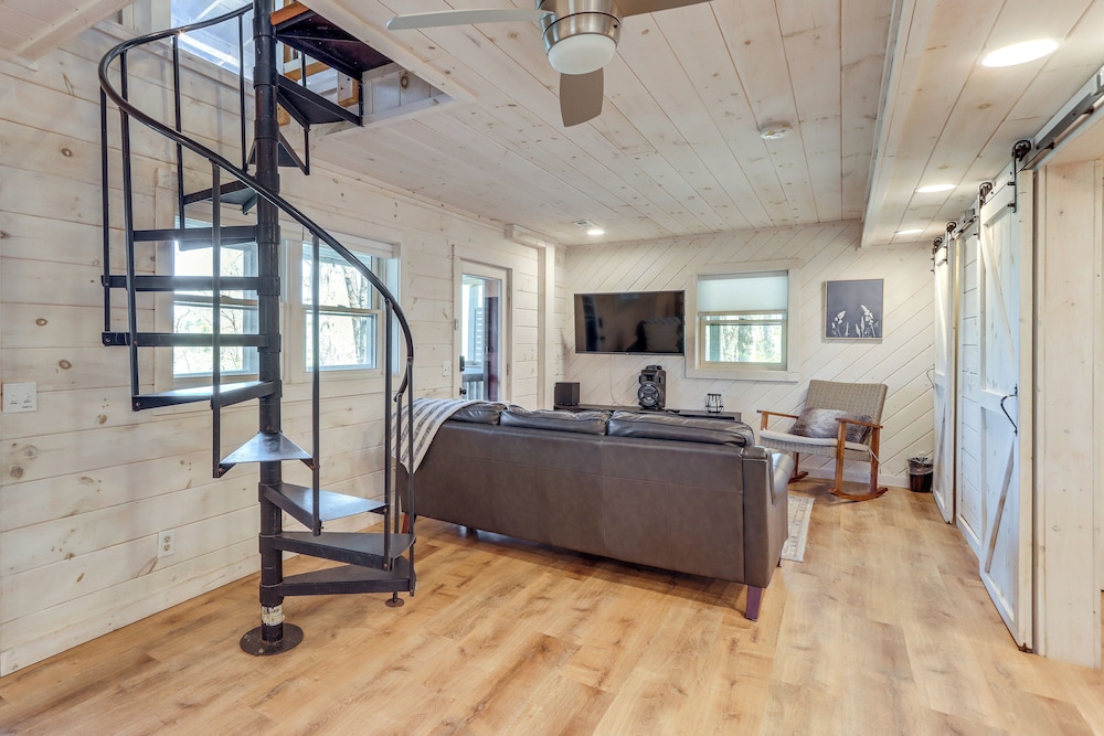 3 Mi to Dtwn: Blue Ridge Cabin w/ Hot Tub & Views