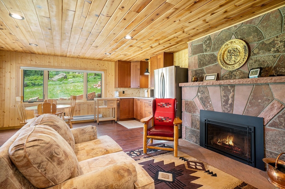 Frontier Mountain Retreat - Monthly Long-term Vacation Rental 30 Days Minimum -- Estes Park 1 Bedroom Apts by RedAwning - Property Image 32