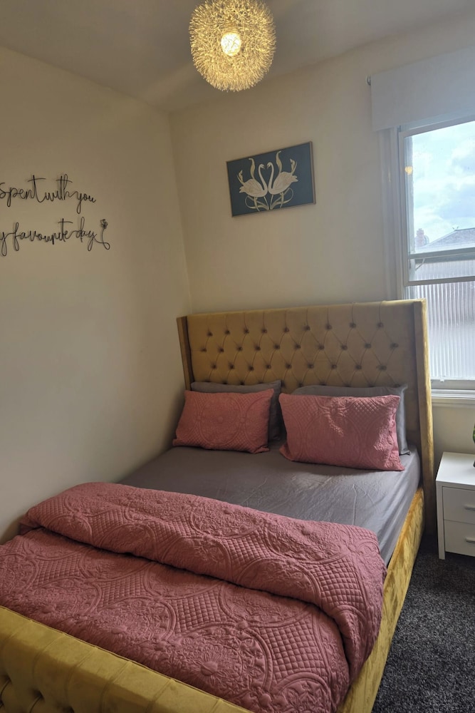 2 Bed - Sleeps 6 - Private Balcony - City Centre