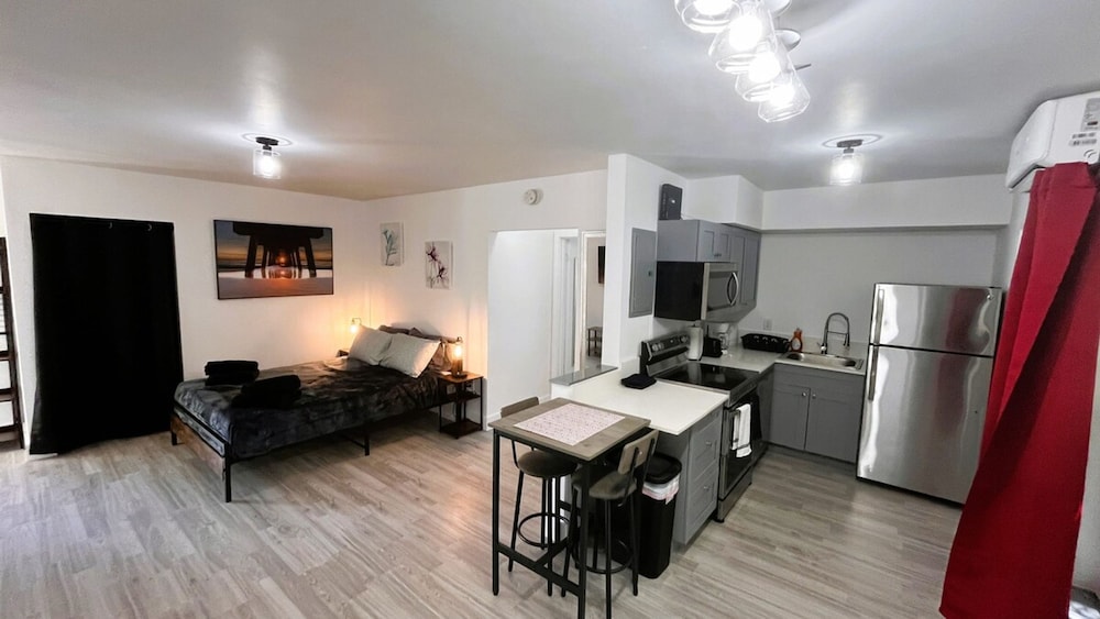 Upper East Side Renovated Studio Free Parking