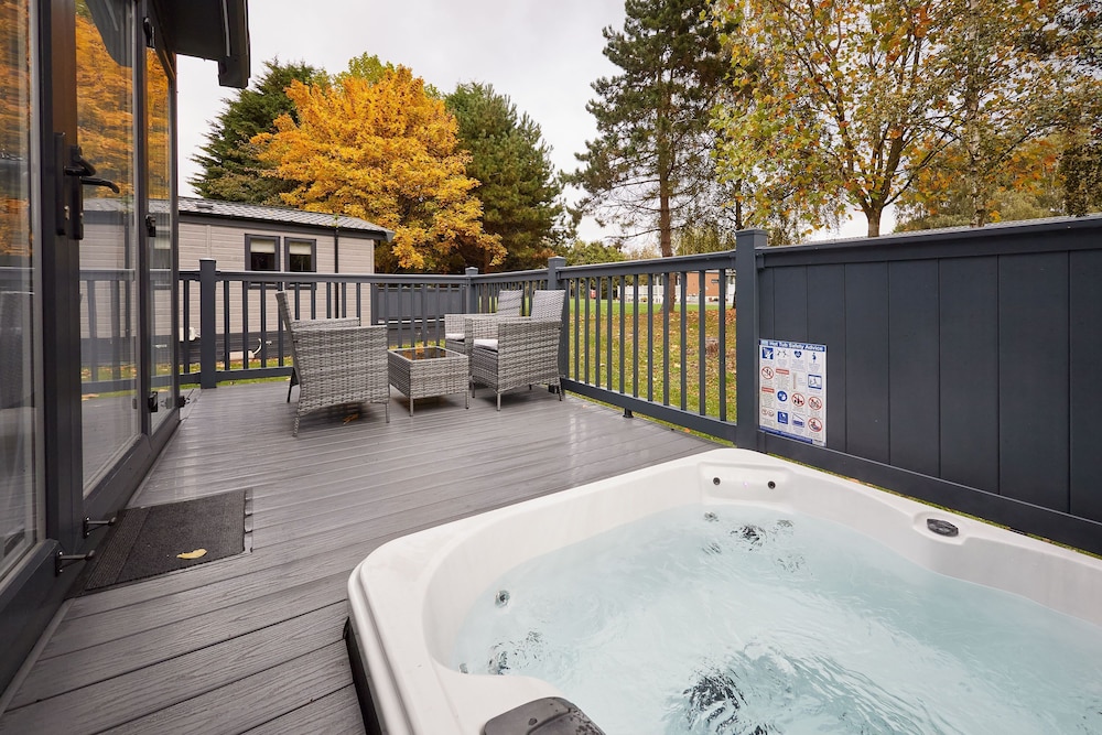 Host Stay Royal Pines Lodge