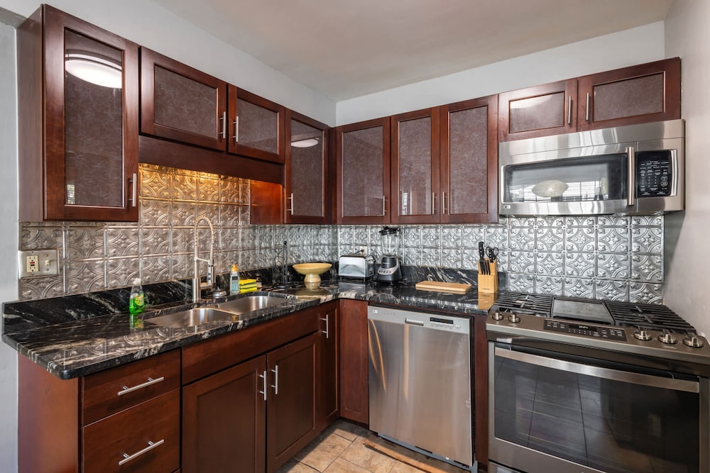 Hot Tub BBQ Retreat Spacious Backyard Pet-friendly