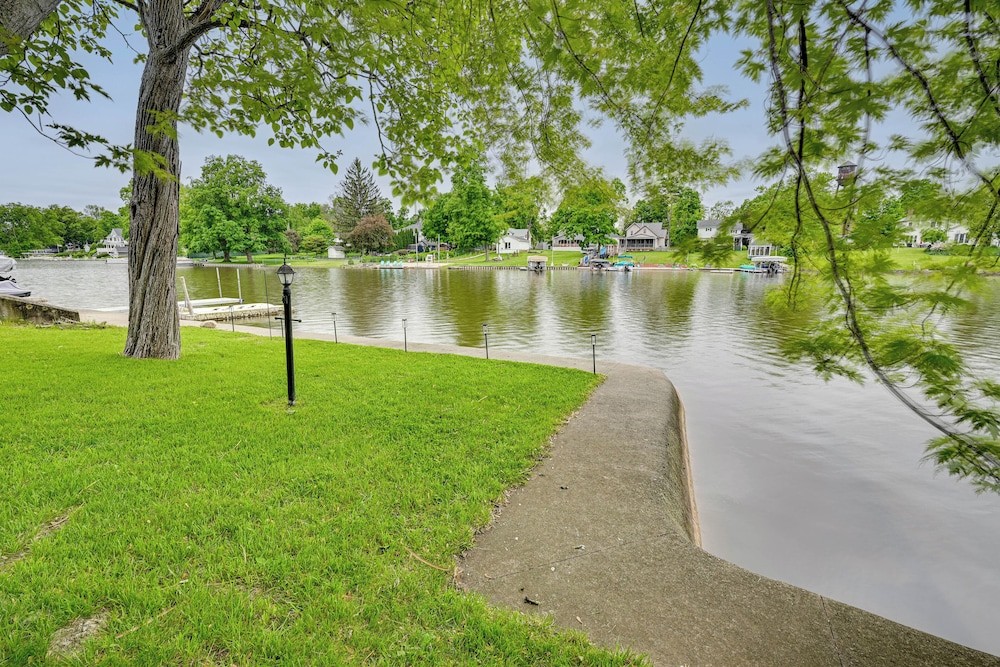 Lakefront Getaway w/ Private Dock in Colon!