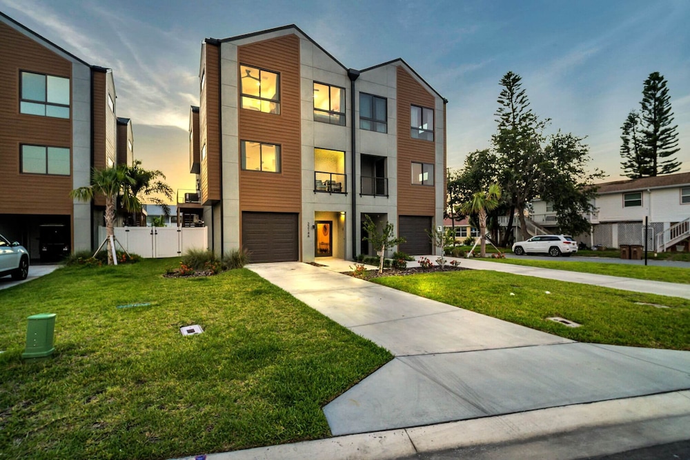 NEW 4 Bed 3 Bath Heated Salt Pool Walk2beach