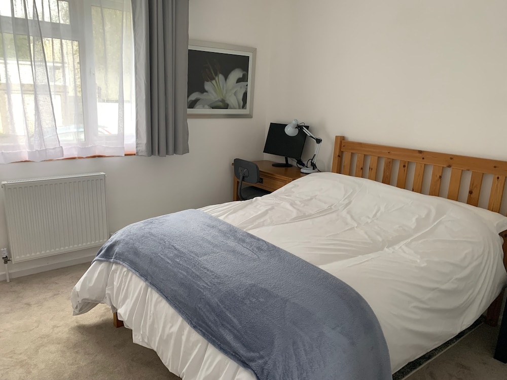 2 Bed-sleeps 4-parking-pets-10 min Walk to Beach