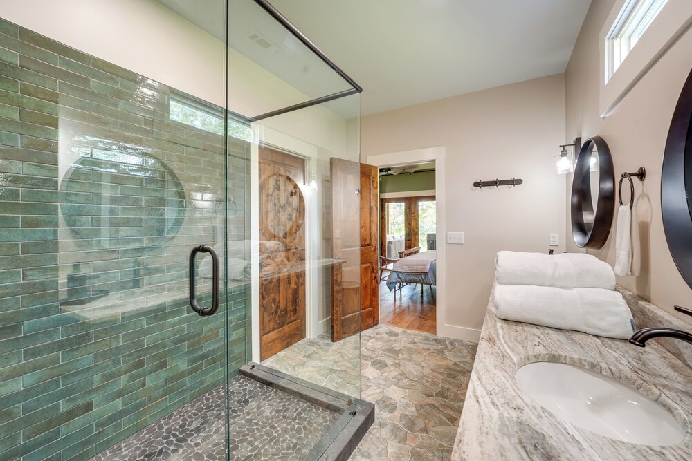 400 Acres on Lavender Mtn: Getaway w/ Hot Tub!