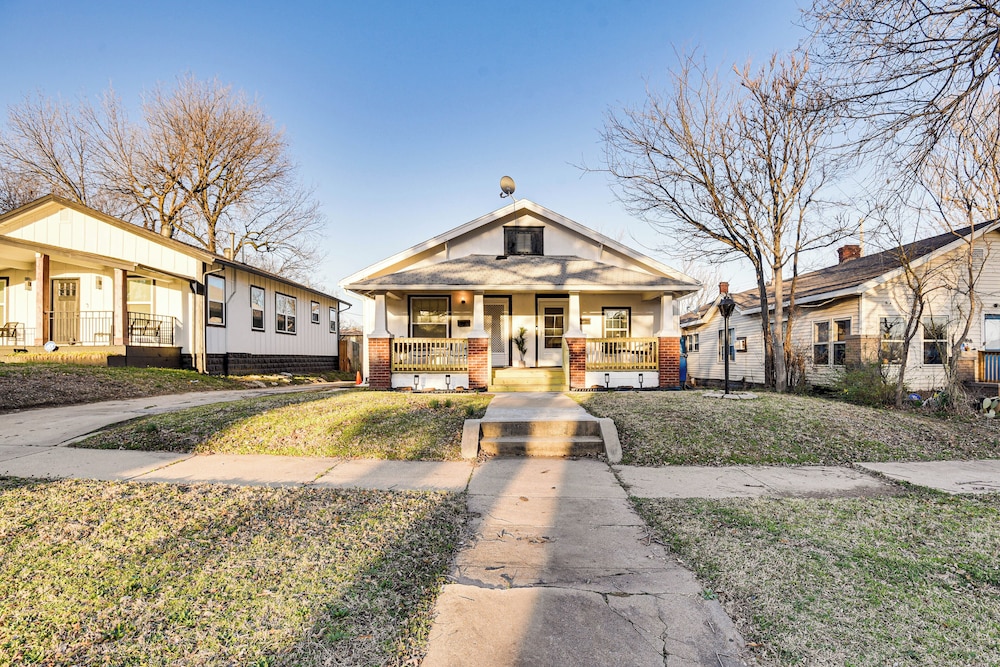 1 Mi to Tulsa Arts District: Updated Home w/ Deck!