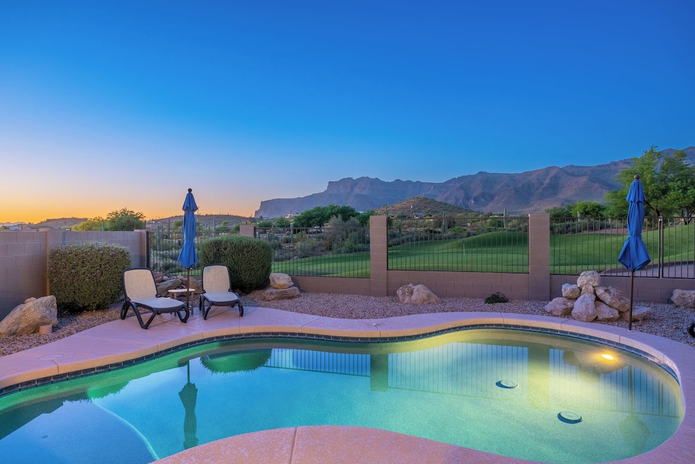 Gold Canyon Golfer's Getaway w/ Scenic Views!