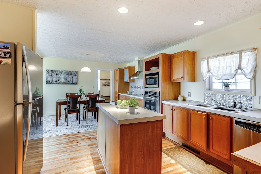 11 Mi to Chincoteague: Atlantic Home w/ Decks!