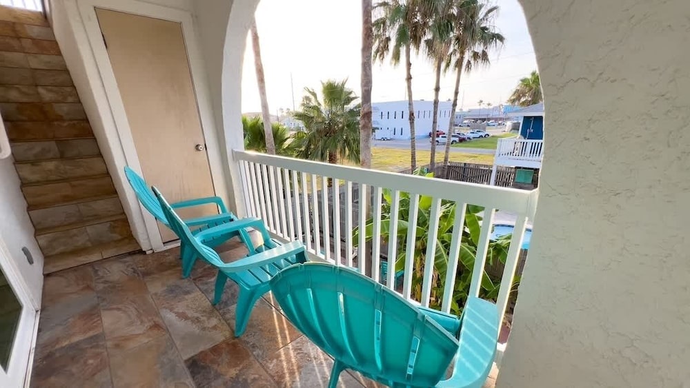 Fun Retro Island Vibe Sleeps 17 Beach 1 Block 4 Bedroom Home