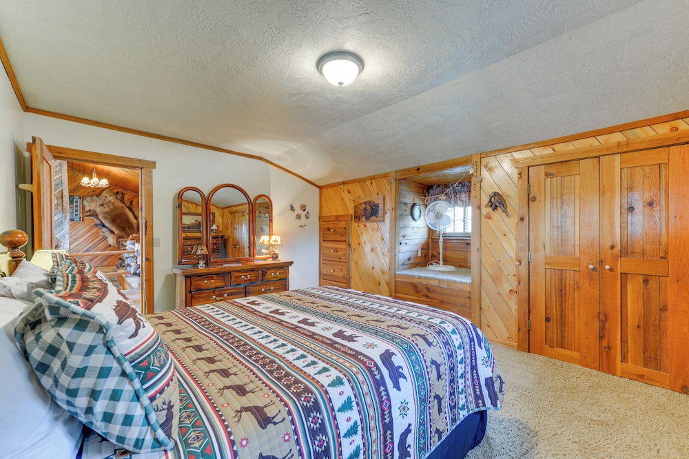 Stunning Mountain Views: Spacious Cabin in Dubois!