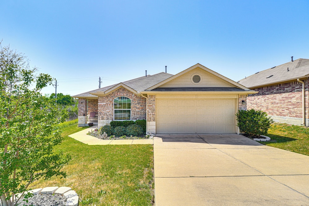 Shop, Dine & Unwind: Pet-friendly Home in Austin!