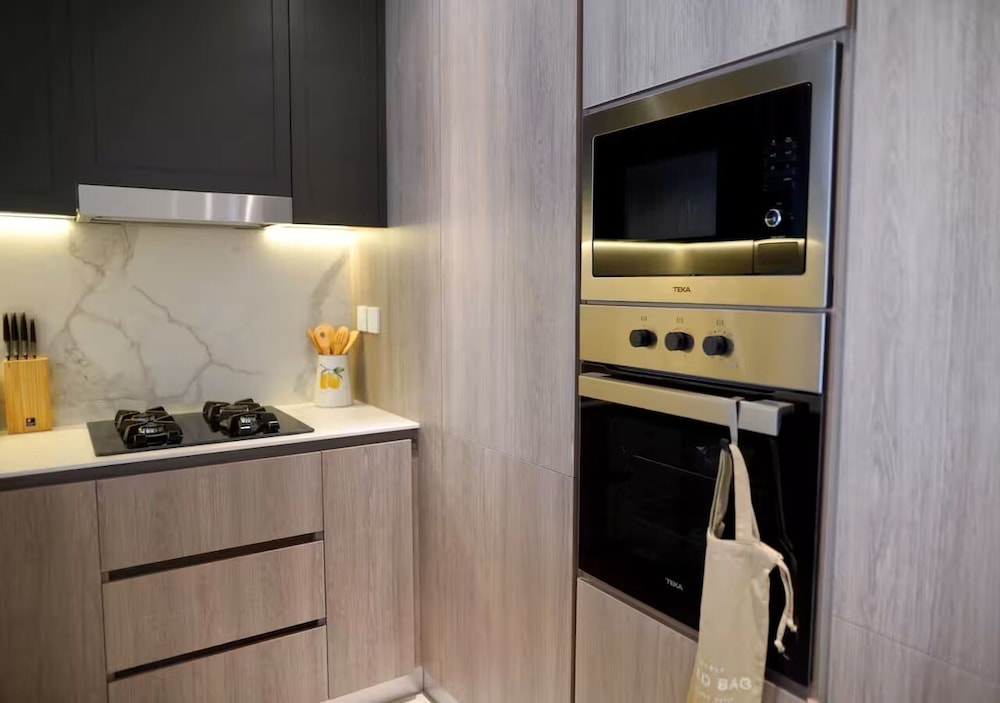 Spacious 2BR in Oxford 212 by Bespoke