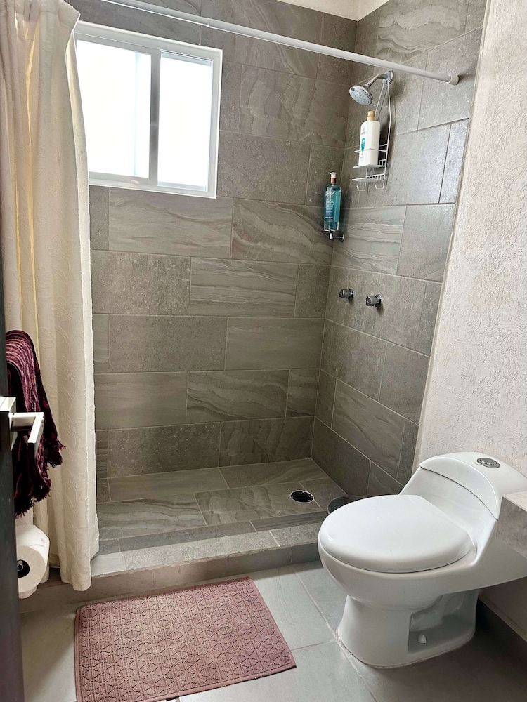 Private Jacuzzi and Pool 2 Level House