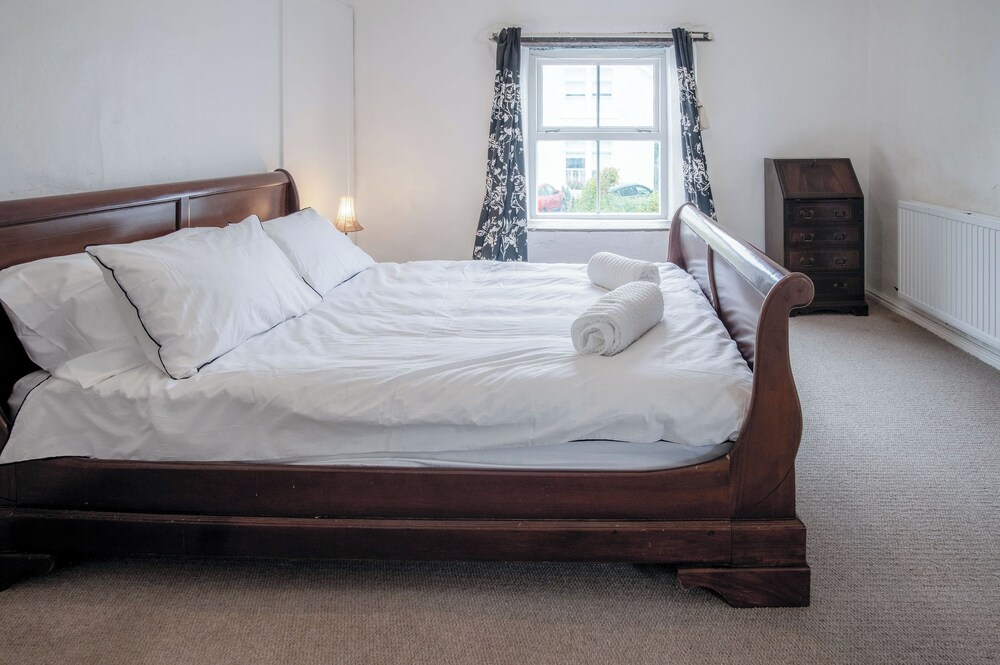 Melbourne Cottage - 3 Bedroom Cottage - Pembroke view 2