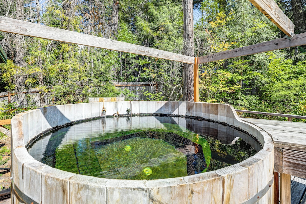 Spring-fed Soaking Tub! Lush Central Oregon Haven