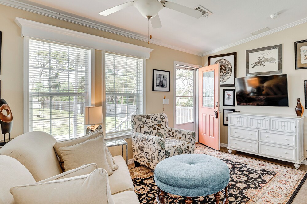 4 Mi to Fort Myers Beach: Home w/ Resort Perks!