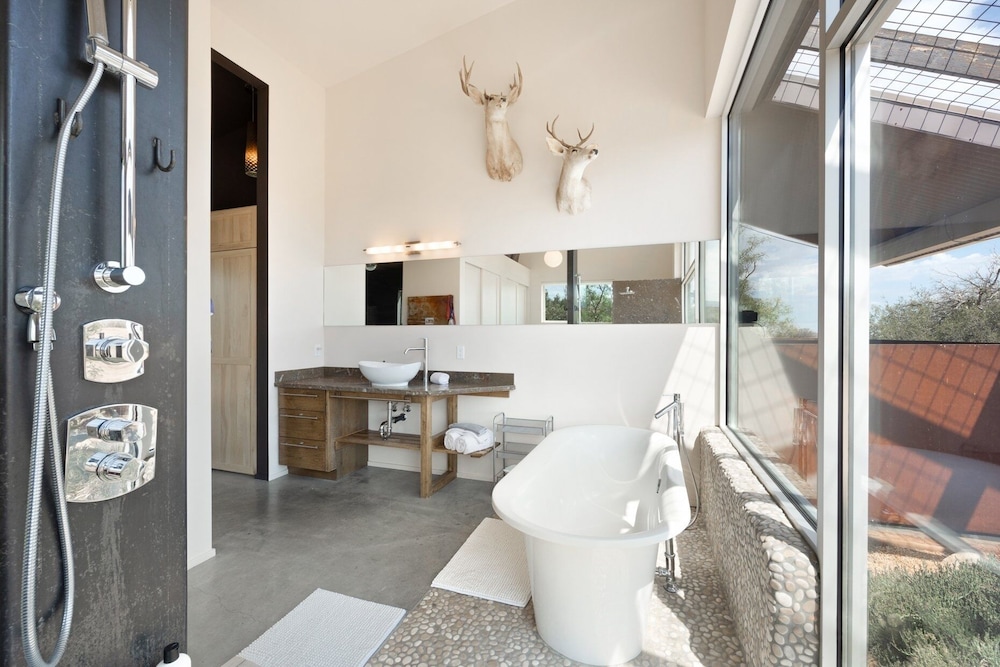 Jackalope Junction-pool, Hot Tub, Fire Pit, Bbq & Desert Views! 2 Bedroom Home by RedAwning