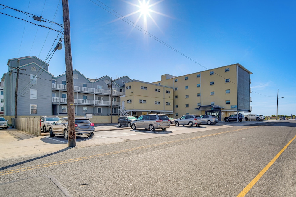Beachfront Condo in Wildwood Crest w/ Pool Access!