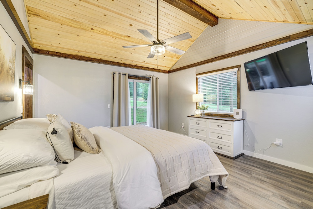 Near Bella Vista Trails & Elk River: Family Home!