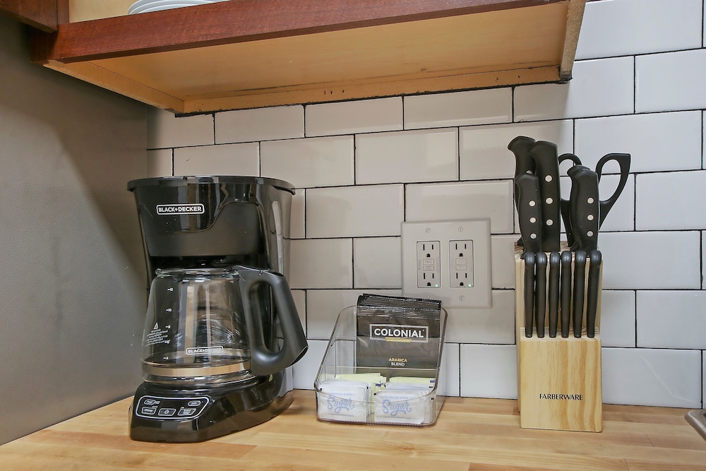 Chic 2BR Apt - Roscoe 1