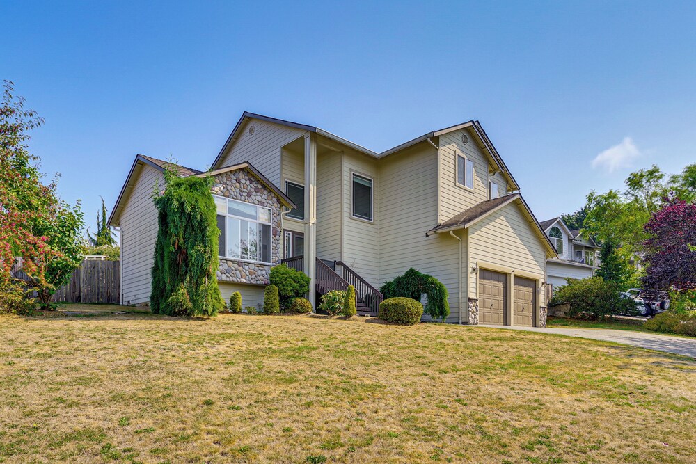 Spacious Yard & Deck: Home 8 Mi to Puget Sound!