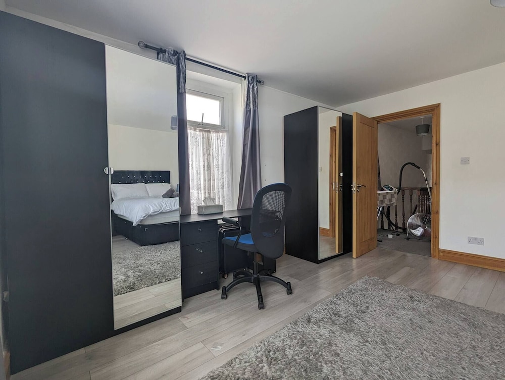 Family-sized Comfort - Walk to Lake & City Centre