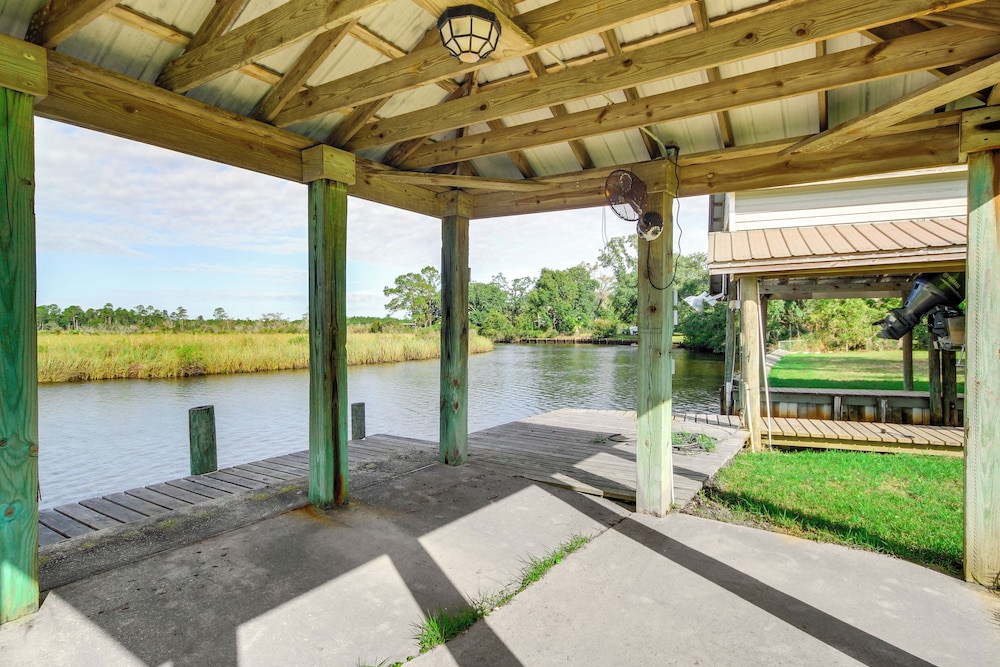 Pool, Fire Pit & Tennis Court: Gem in Bay St Louis