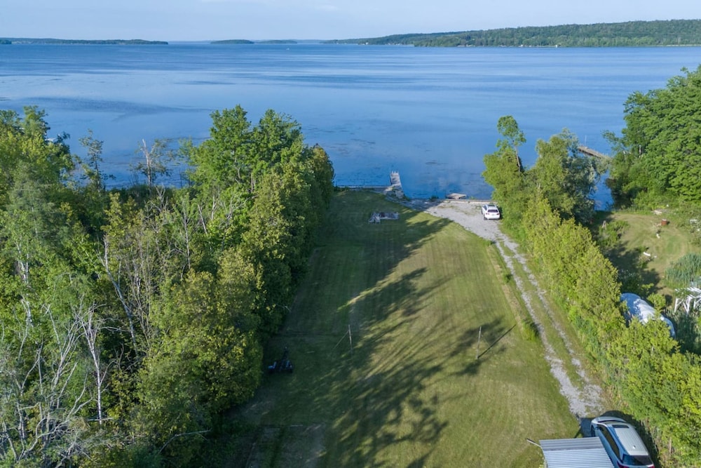 Lakeside 4BR Cottage in Bailieboro w BBQ Grill