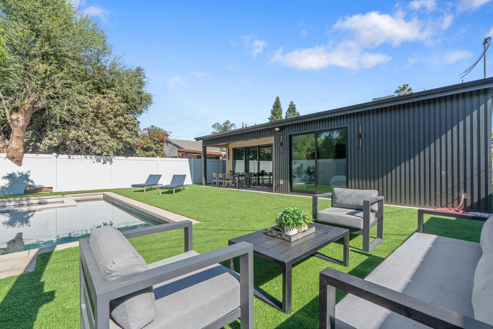 Noble Modern - Urban Sanctuary in Sherman Oaks With Poolside and Patio