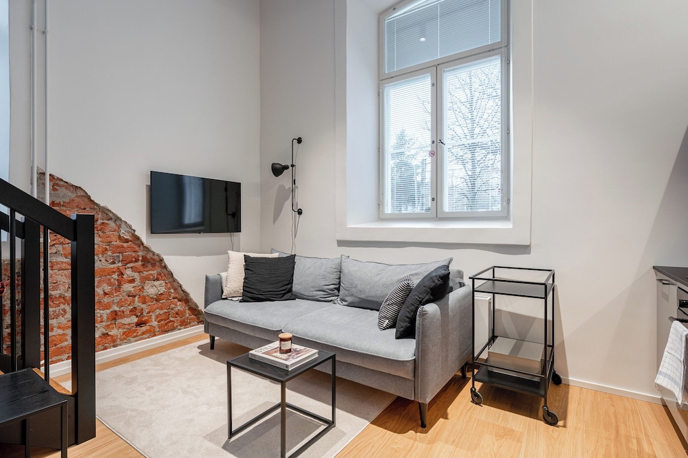 Stylish Loft next to City Center & Lake Pyhäjärvi