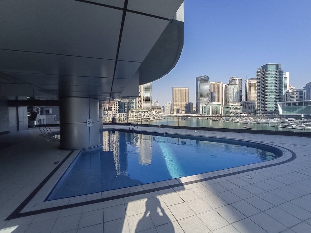 Refined 1BR Retreat in The Point Tower - Marina