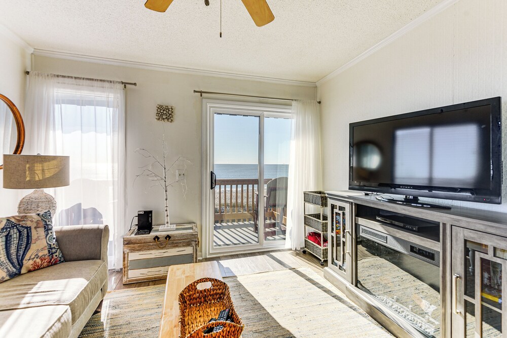 Walk to Pool + Shore: Ocean Isle Beach Getaway!