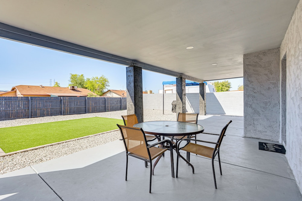 3 Mi to Desert Diamond Arena: Peoria Home w/ Yard!