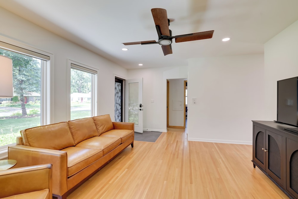 Home 8 Mi to Dtwn Minneapolis! Pet-friendly Yard
