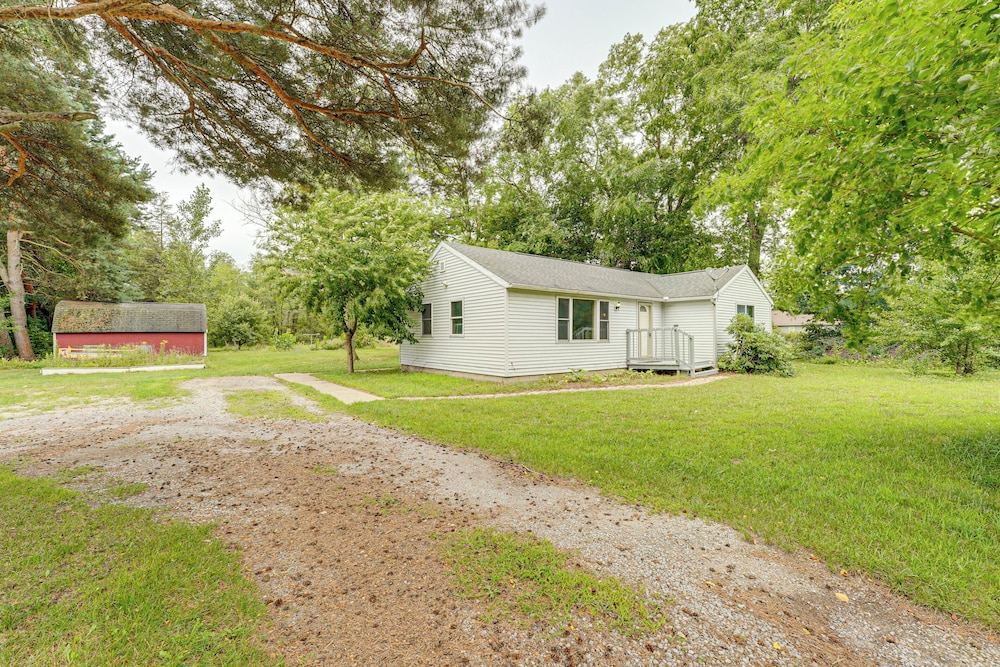 2 Mi to Michigan's Adventure: Family Home w/ Patio