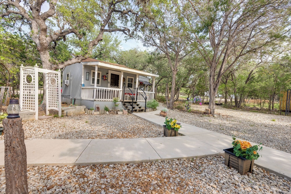 Charming Canyon Lake Cottage w/ Pool BBQ Pit! - Property Image 15