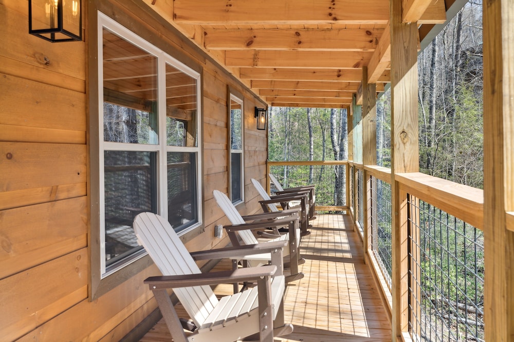 Hillside Hideaway 3 Bedroom Cabin by RedAwning view 3