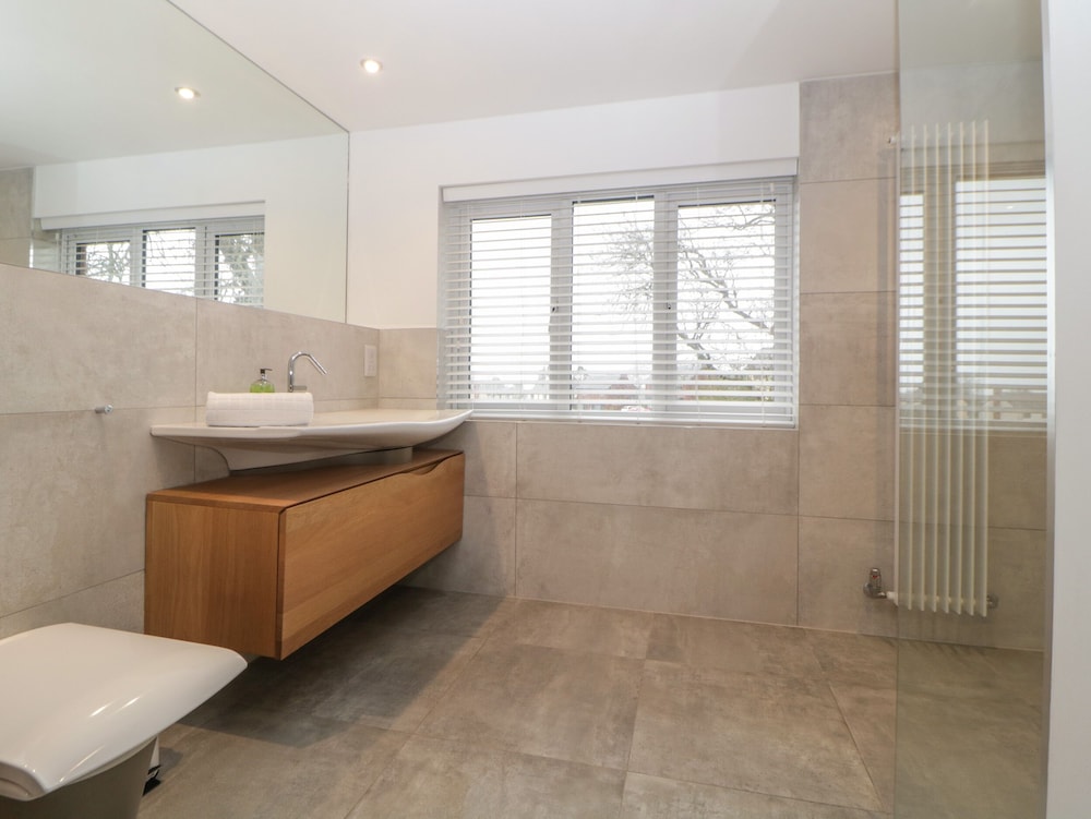 2 White Rock Court