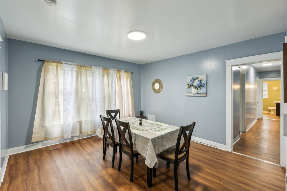 Comfy 3br Flat Close To The Falls 3 Bedroom Apts