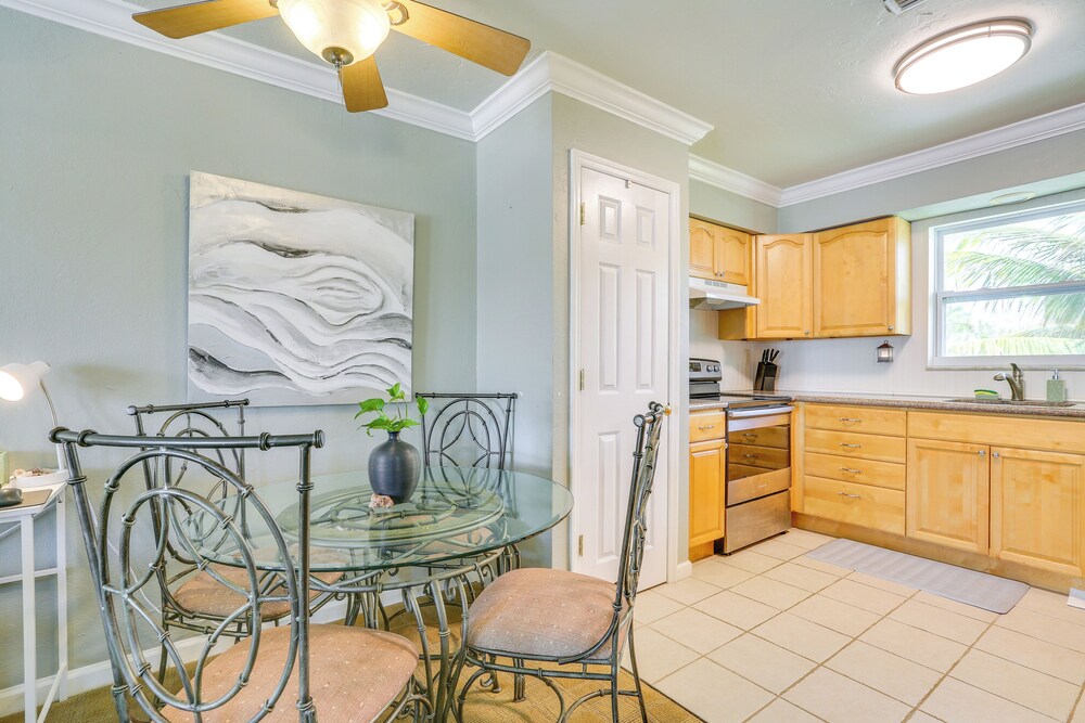 Dog-friendly Getaway: Steps to Fort Myers Beach!