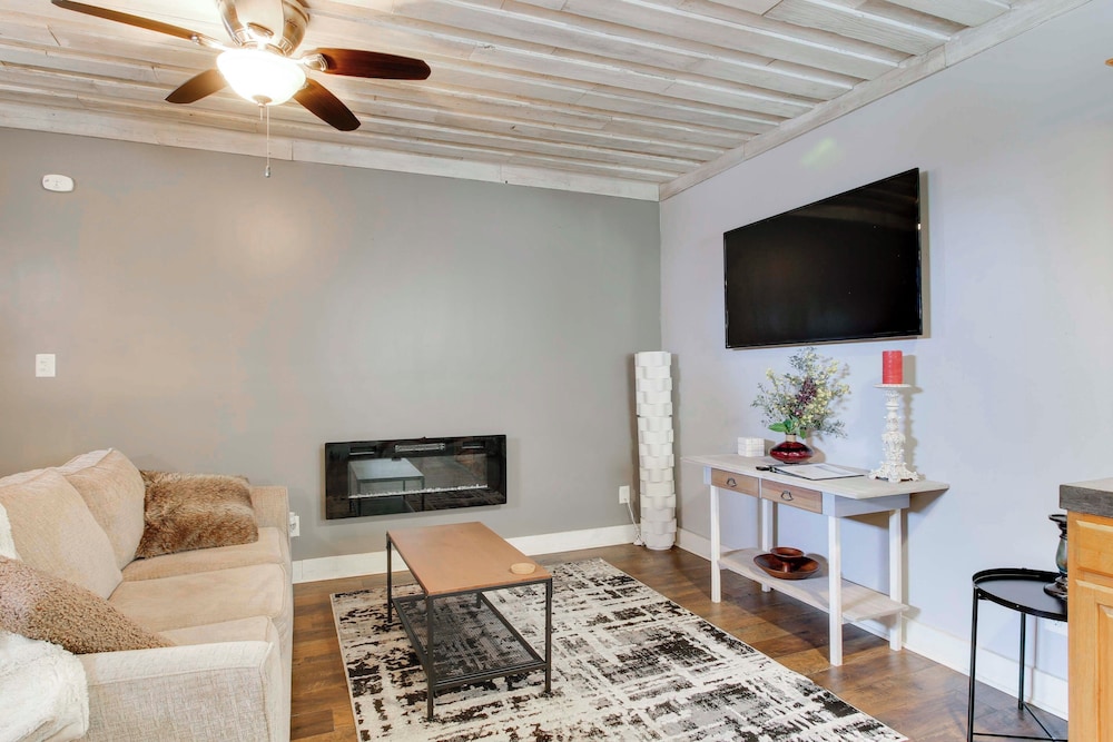 2 Mi to Self Regional MC: Updated Apartment
