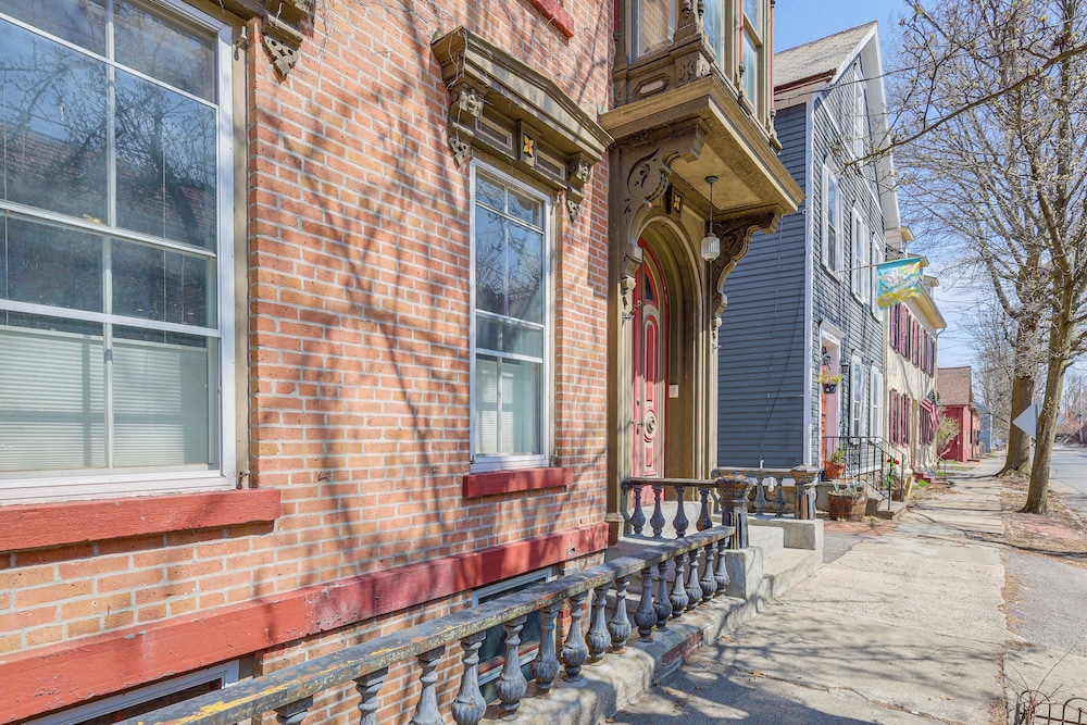 1 Mi to Dtwn: Apartment in Schenectady