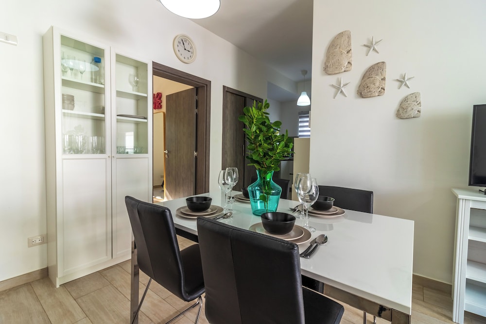 Modern 2BR Apartment - Paseo del Mar