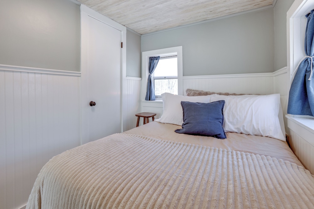 Walk to Beach & Dtwn: Frankfort Cottage w/ BBQ